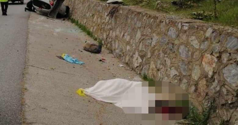 İzmir’de feci kaza! Duvara çarparak takla attı: 2 ölü, 1 ağır yaralı