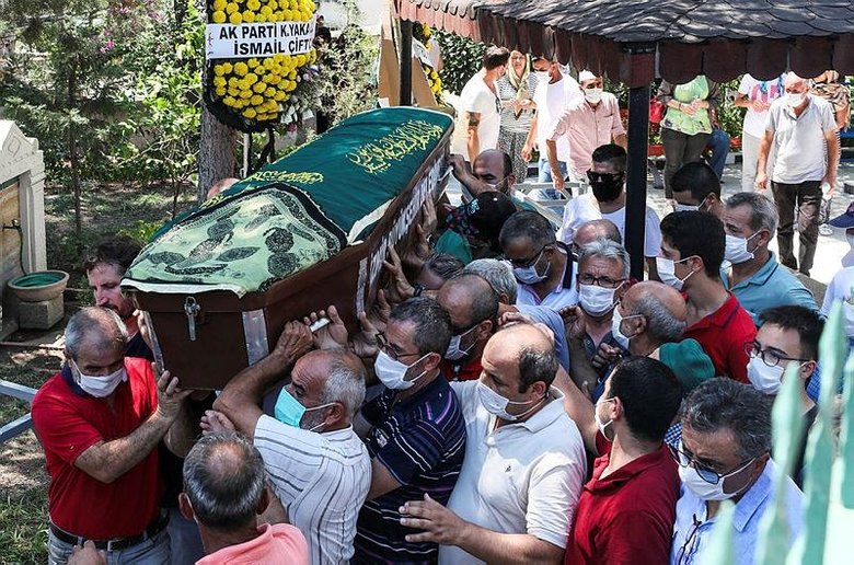 İzmir’de batan teknede ölen anne ve iki çocuğunun cenazesi defnedildi