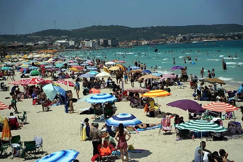 izmir-cesmede-rekor-yogunluk-nufusu-yarim-milyona-dayandi-1785310544018.jpeg
