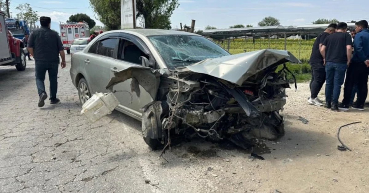 İzmir'de feci kaza! 3 otomobilin karıştığı kazada ölü ve yaralılar var