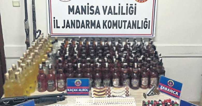 Ev baskınında şişelerce sahte içki ele geçirildi