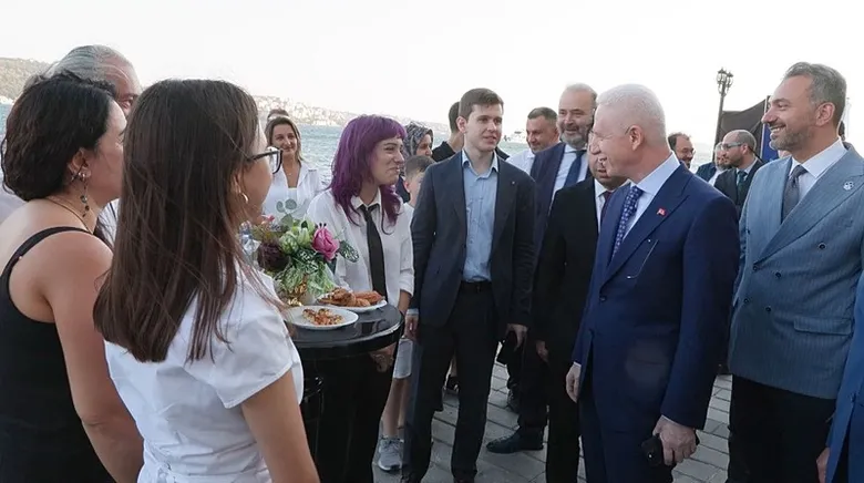 yks-sampiyonlarina-togg-hediye-edildi-1787727313355.jpeg