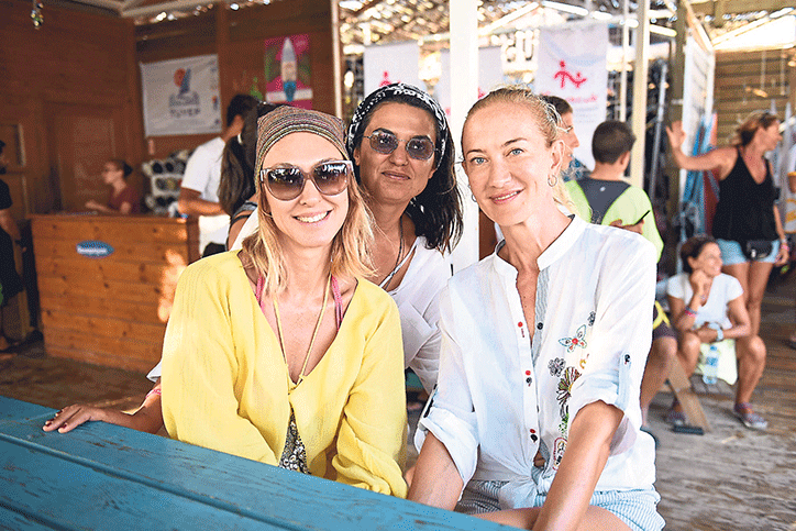 Çocuklar yararına sörf yaptılar