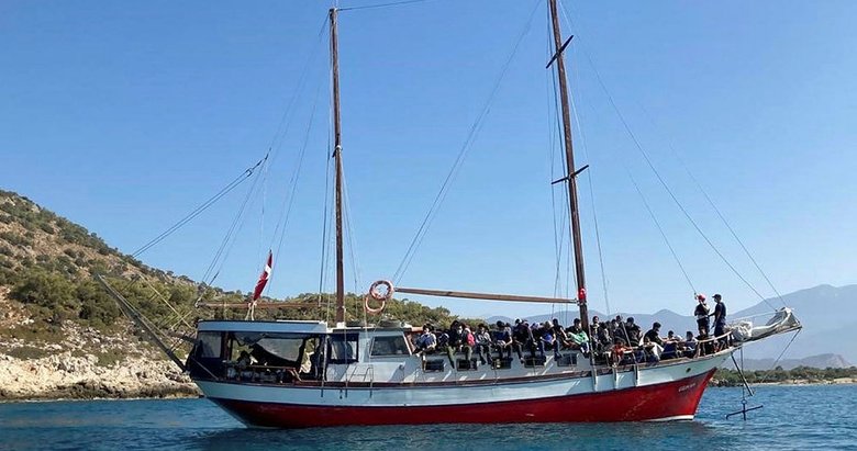 Tekneleri bozulan 150 göçmen kurtarıldı