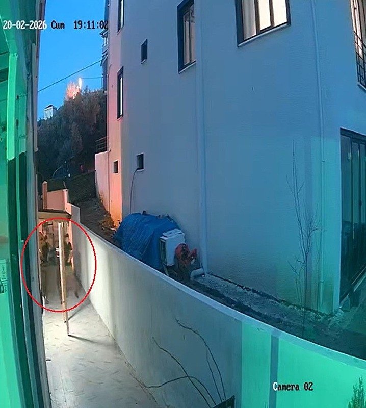 baba-kiz-dehseti-yasamisti-ikra-bebegin-darbedildigi-anlara-iliskin-guvenlik-kamerasi-goruntuleri-ortaya-ciki-1771932239611.jpeg