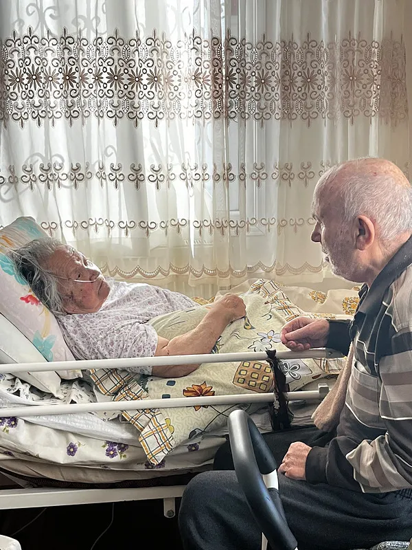 izmirde-askin-gucu-herkesi-duygulandirdi-68-yillik-esini-gorunce-engelini-unutup-ayaga-kalkti-1791544339939.png