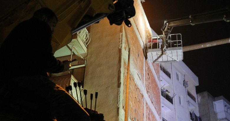 İzmir’de bir inşaatın temel kazısı sırasında yan apartmanda kayma meydana geldi