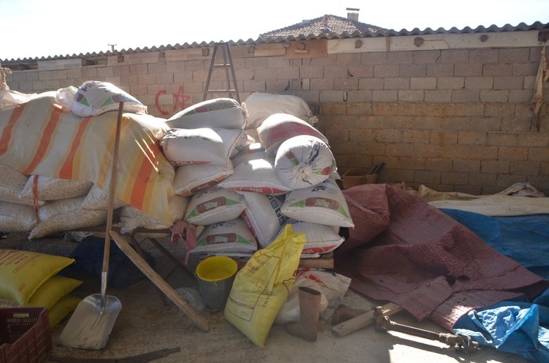 Beceriksiz hırsız, çaldığı çuval yırtılınca arkasına bakmadan kaçtı