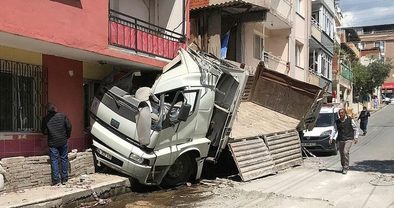 İzmir’de faciadan dönüldü! Kontrolden çıkan kamyon evin duvarına çarparak durabildi