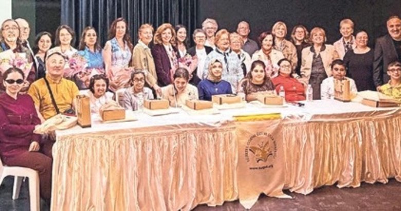 İzmir’de görme engelli yazarların başarıları ödüllendirildi