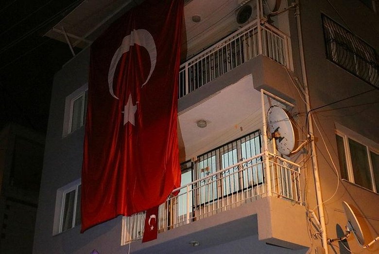 Depremde Hatay’dan İzmir’e şehit ateşi düştü! Şehit Piyade Er Eren Taşkın’ın ailesine şehadet haberi verildi