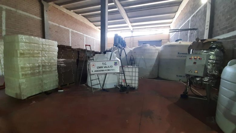 İzmir’de sahte içki tacirlerine darbe: 25 ton sahte/kaçak alkol ele geçirildi