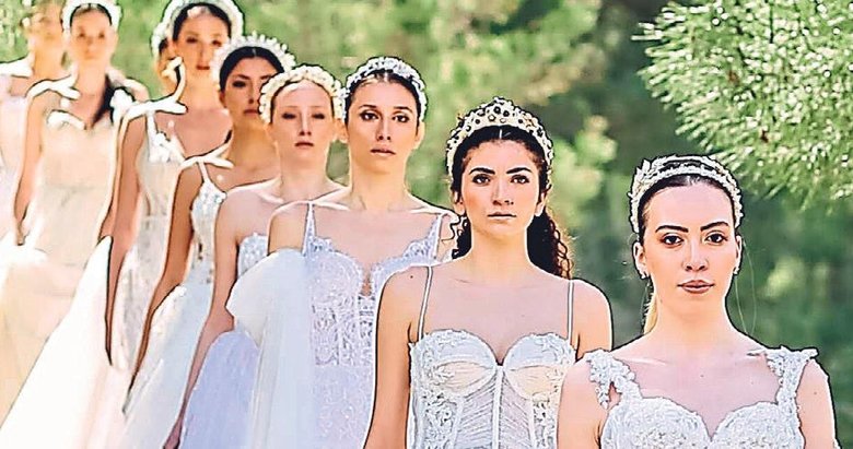 Türk Moda tarihinde bir ilk yaşandı: Ormanda defile