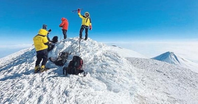 Dağcılardan dondurucu soğukta zorlu tırmanış