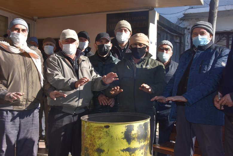 Mahalleli tahliye edilmek istenen muhtarlık binası önünde nöbet tutmaya başladı