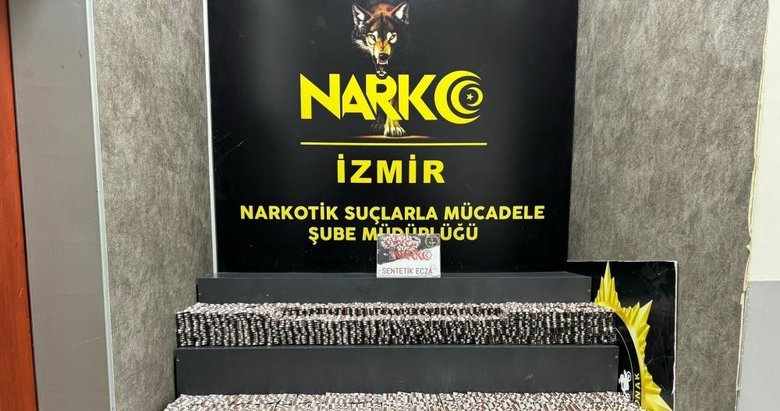 İzmir’de sokak ortasında yakalanan zehir tacirinden 26 binden fazla hap çıktı