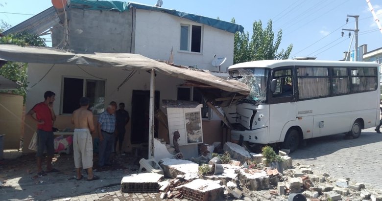 Aydın’da freni patlayan minibüs eve girdi