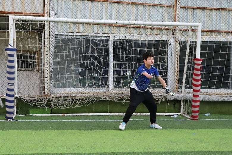 Engeline aldırmadan kaleciliği seçti! Muslera hayranı minik kaleci