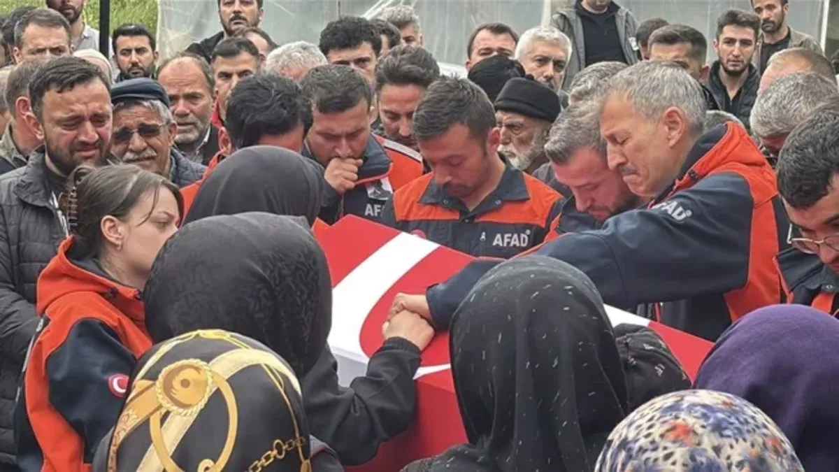 AFAD personeline gözü yaşlı veda! Eşinin feryadı yürekleri dağladı, acılı baba oğlunun cenaze namazını kıldırdı
