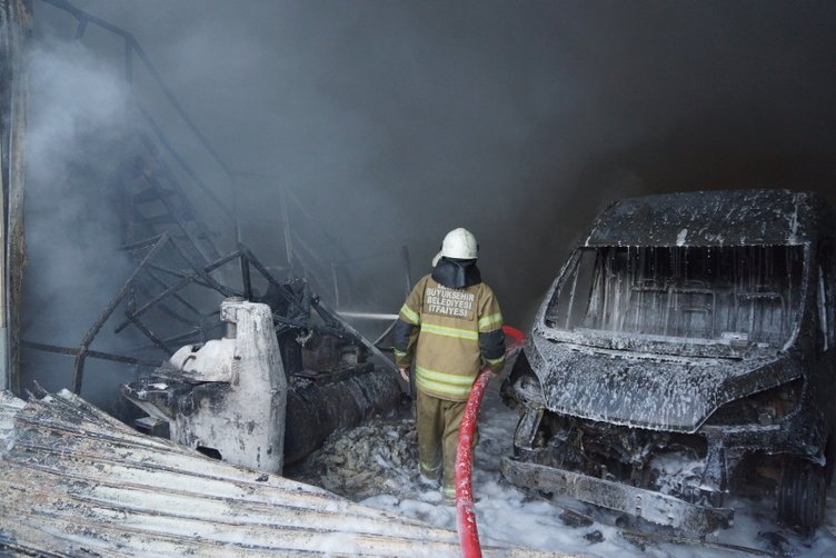 İzmir’de korkutan iş yeri yangını
