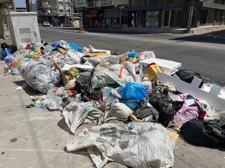 İzmir’de çöp sorunu bitmek bilmedi! Vatandaş duruma alıştı: Bakmamaya çalışıyoruz