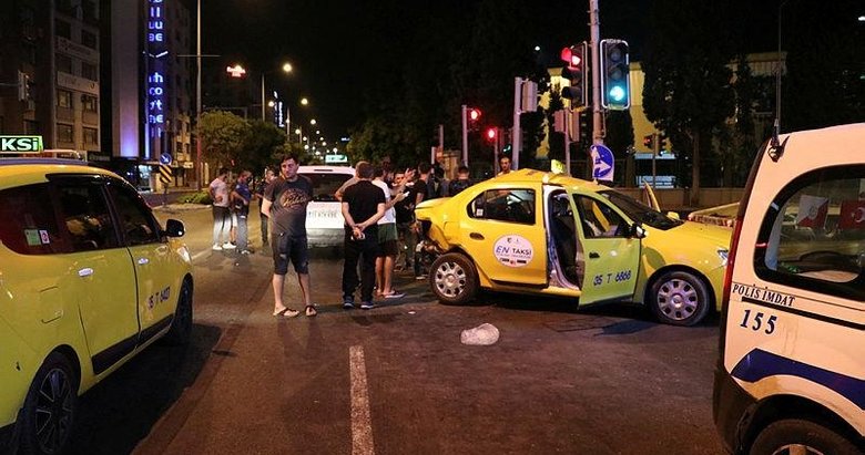 Taksi Ile Hafif Ticari Arac Carpisti Surucu Aracini Birakip Kosarak Kacti Izmir Haberleri