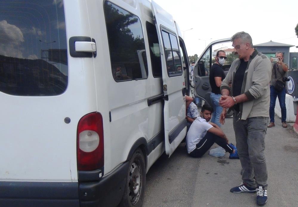 ’Dur’ ihtarına uymayan minibüsten 35 kaçak çıktı