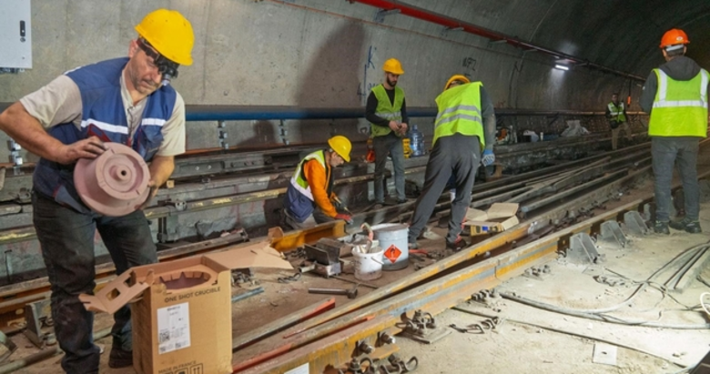 Bornova’da metro hattında raylar yenileniyor