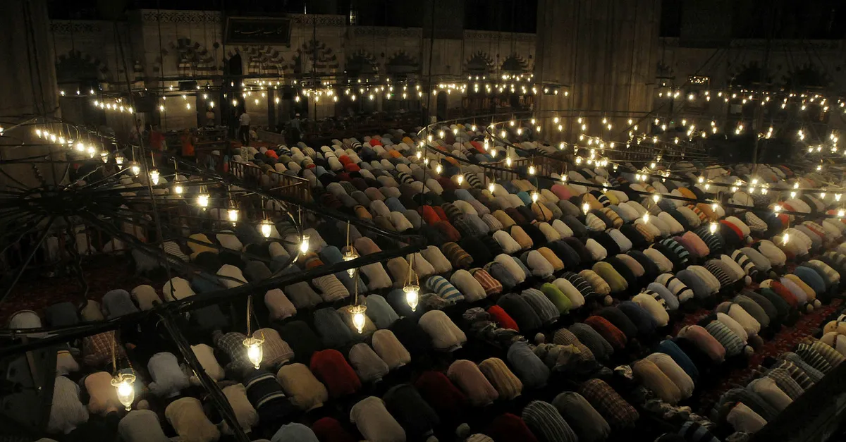Teravi Ritual Teravih namazı sünnet mi, farz mı? Teravih namazı tek niyetle kılınır ...