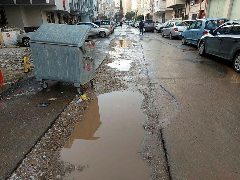 Karabağlar’da bozuk yol çilesi: Belki 50 kez Belediyeye müracaat ettik, bir sonuç alamadık