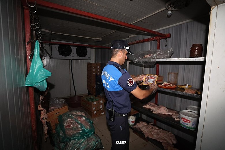 gaziantepte-kiyma-skandali-bozuk-et-ve-sakatatlar-gizli-duzenekle-vatandasa-satilacakti-1756974986235.jpg