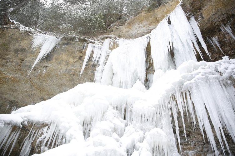 Soğuktan donan şelale kartpostallık görüntüler oluşturdu