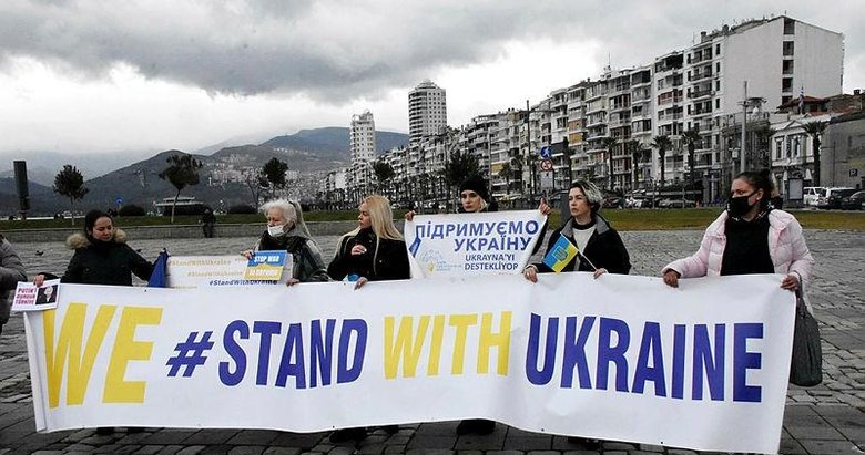 İzmir’deki Ukraynalılar Gündoğdu Meydanı’nda toplandı! ’Savaşı durdurun’ çağrısı