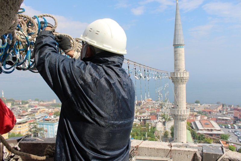 İstanbul camilerinin gerdanlıkları asıldı
