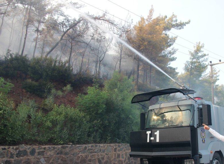 Marmaris’teki yangını söndürme çalışmalarına TOMA’lar da destek veriyor
