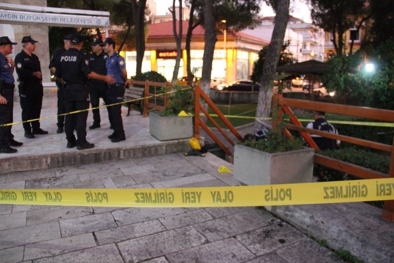 Aydın’da cami avlusundaki umumi tuvaletin bekçisi, paranın 50 kuruş eksik olması nedeniyle kavga ettiği şahsı boğazından bıçaklayarak yaraladı. ile ilgili görsel sonucu