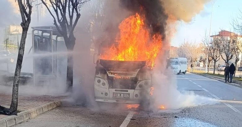 Alevler bir anda minibüsü sardı: Afyonkarahisar’da faciadan dönüldü
