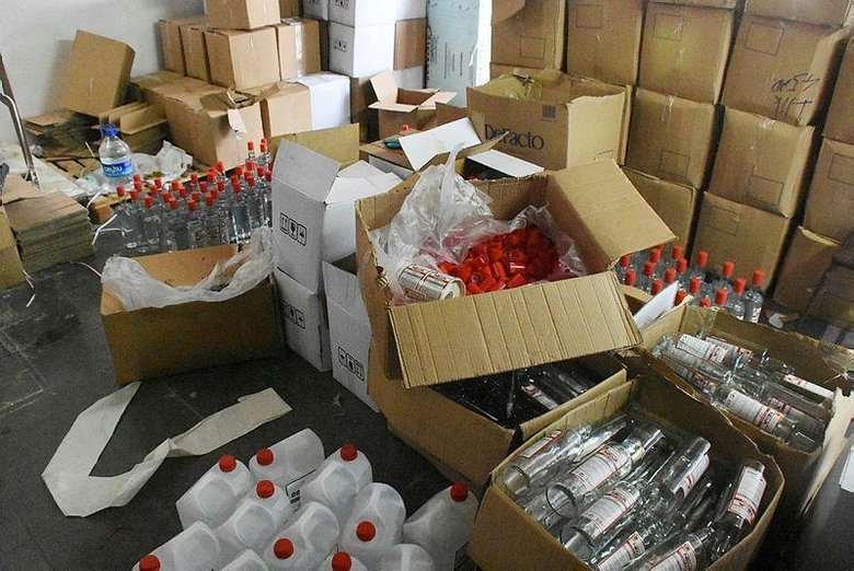 İzmir’de kaçak etil alkol imalathanesine operasyon