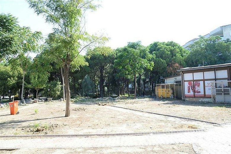 Menemen’de ağaçların kesildiği parkta inşaat başladı