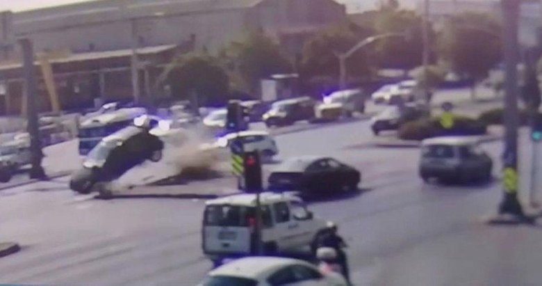 İzmir’de film gibi olay! Çaldı, kaçtı, kovalamacada kaza yaptı, kutudaki parmak izi olayı aydınlattı