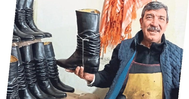 Asırlık kalıplarla körüklü çizme üretiyor