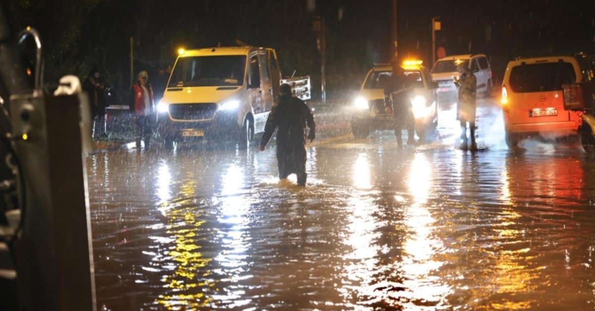 Sağanak yağış Çeşme'de sele neden oldu