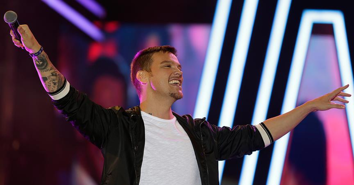 Ünlü sanatçı müjdeyi verdi! Milli Marş için stüdyoya girdi