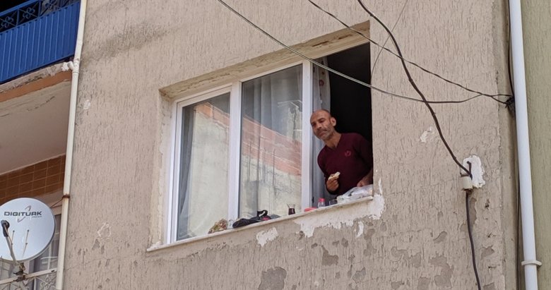 İzmir’de garip olay! Eşyaları sokağa atıp pencere kenarında kahvaltı yaptı