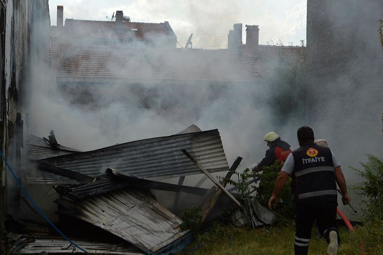 Konserve yaparken garajdaki otomobilini yaktı!