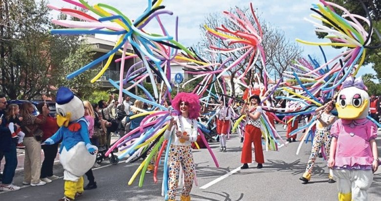 Alaçatı Ot Festivali’nde renkli kortej