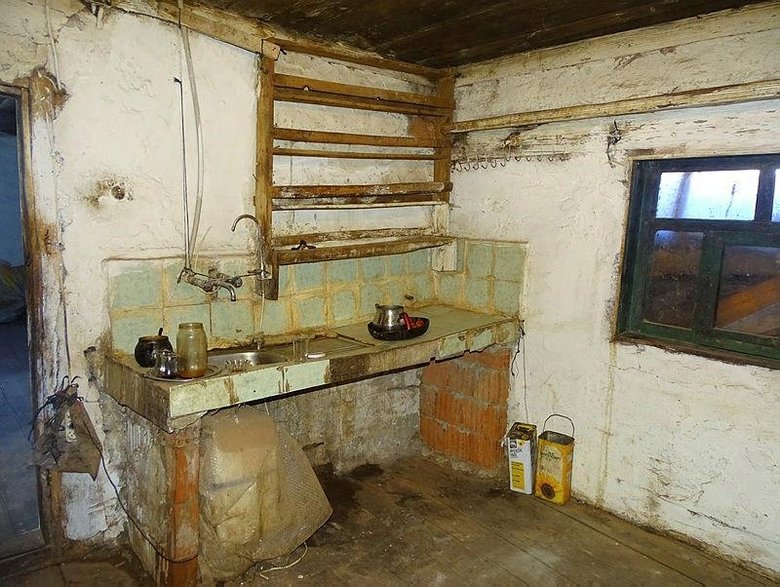 İzini 37 yıl sonra buldukları asker arkadaşlarının harabe evini onarıyorlar