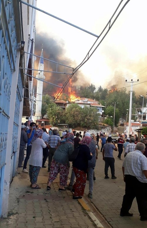 Kavaklıdere’de alevler yerleşim yerlerine ulaştı