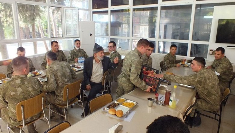 Elmacı Dede bahçesinde yetiştirdiği elmaları Mehmetçik’e götürdü