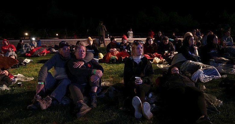 Anzaklar Çanakkale’de geleneksel ‘şafak ayini’ ile atalarını andı